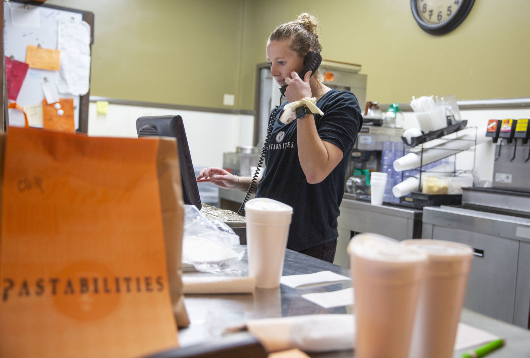 Restaurants turning to curbside food pickup